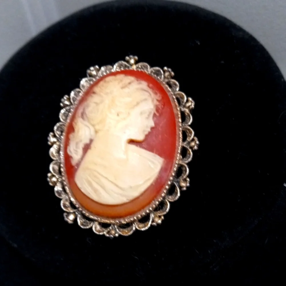 Vintage Lg Victorian Lady Cameo Brooch/Pendant Signed Jerry